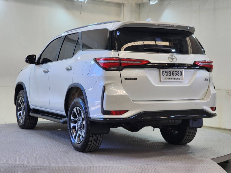 FORTUNER 2.4 LEADER V A/T 4WD