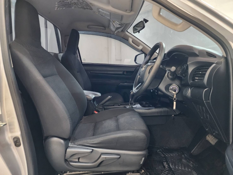 REVO SINGLE CAB 2.8 ENTRY 4WD A/T